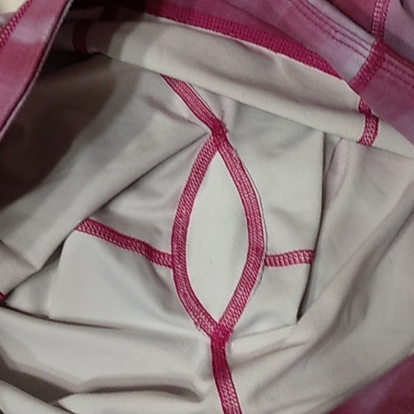 EUC Women's Under Armour Purple Ombre Athletic stretch Capri pants - Picture 8 of 12